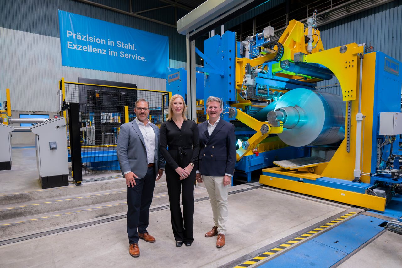 Expanded service center of tk accelis Processing Europe in Stuttgart: production milestone on new high-performance slitting and packaging line reached