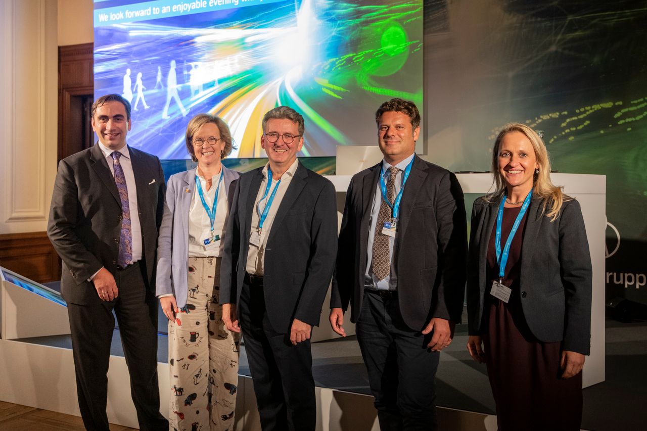 Gruppenbild auf dem Innovationsforum von thyssenkrupp Materials Processing Europe