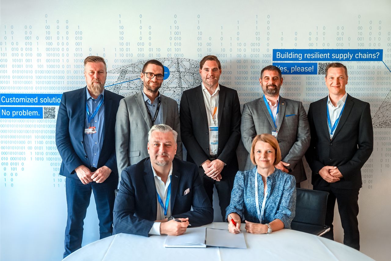 thyssenkrupp Aerospace and Saab sign renewal of their partnership (c) thyssenkrupp Materials Services