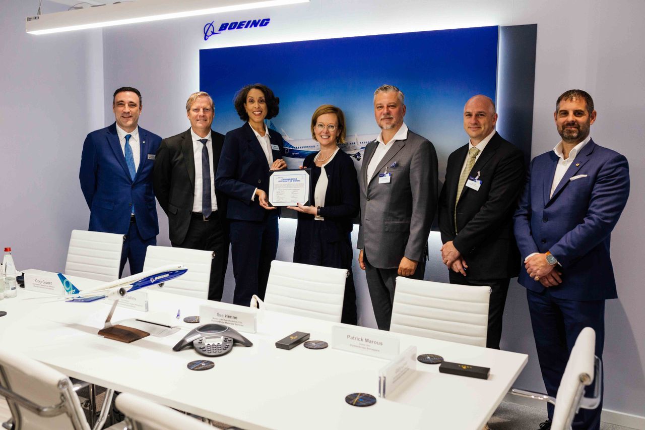 thyssenkrupp Aerospace and Boeing sign a contract extension.