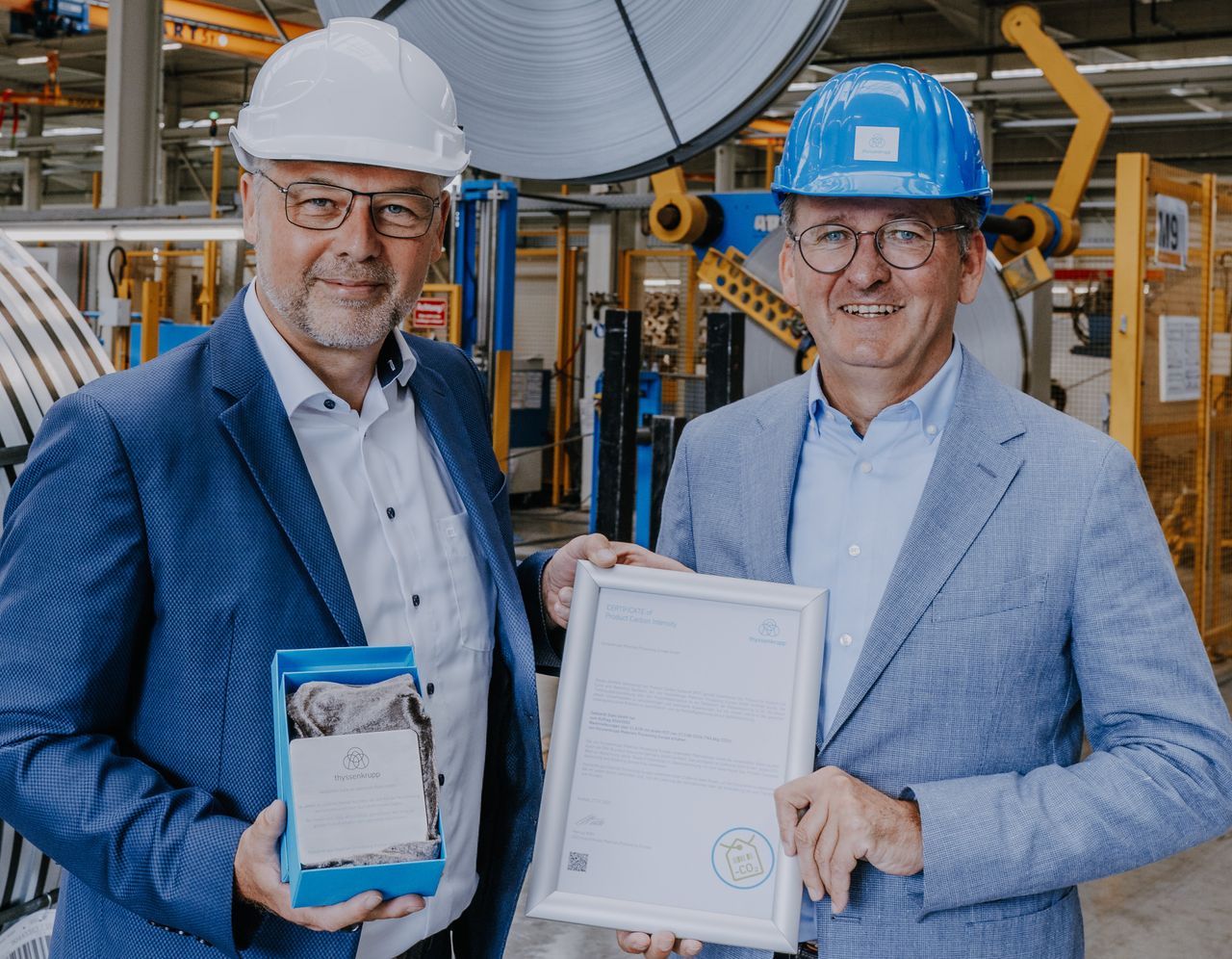 Übergabe des PCF-Zertifikats an Dirk Thörner, Geschäftsführer von Gebhardt-Stahl, durch Marcus Wöhl, CEO von thyssenkrupp Materials Processing Europe (v.l.n.r.)