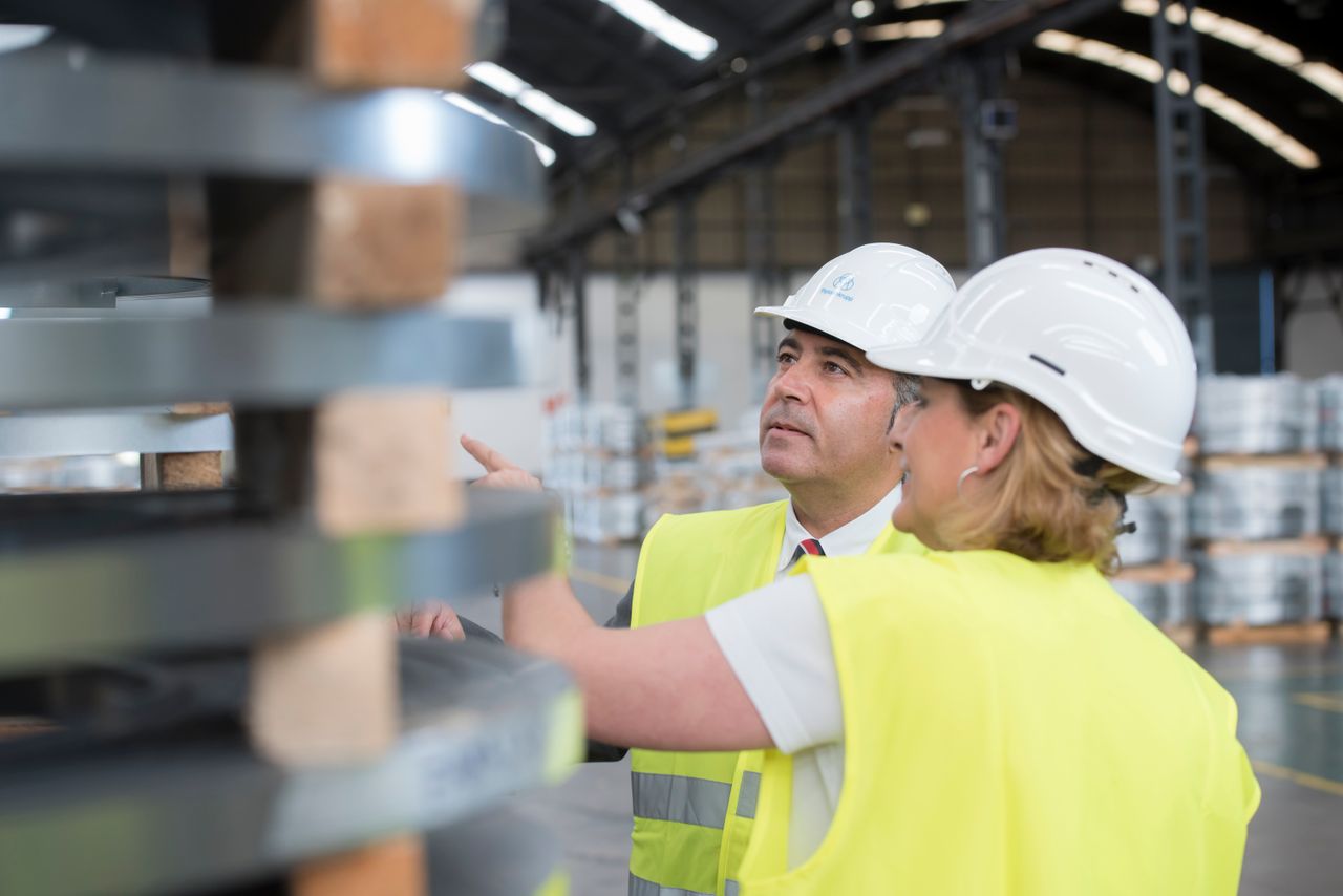 Mitarbeiter im Werkstoffhandel