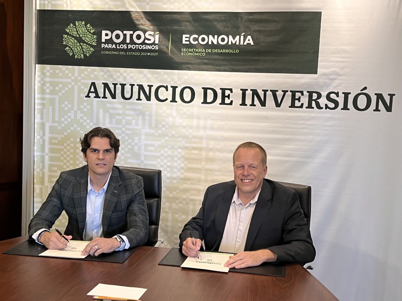 Juan Carlos Valladares Eichelmann, Minister für wirtschaftliche Entwicklung, und Olaf Voss, CEO von thyssenkrupp Materials de Mexico,  bei der Unterzeichnung des Vertrags.
