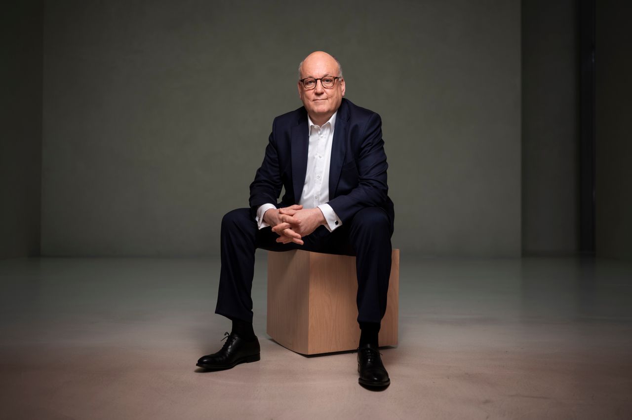 Martin Stillger, CEO thyssenkrupp Materials Services, sitzt auf einem Hocker
